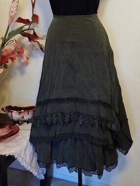 New Unique Lace Design High Quality Green Ruffle Tiered Lined Midi Skirt 12